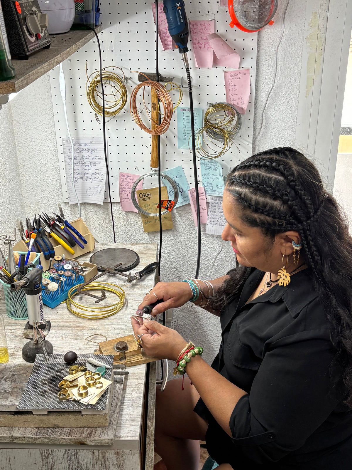 Darly Castillo trabajando en una joya artesanal en su taller